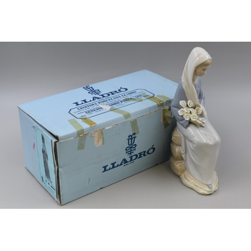 265 - A Boxed Lladro 'Lily Girl Sitting' Spanish Porcelain Figurine No 4650 Approx. 9.5