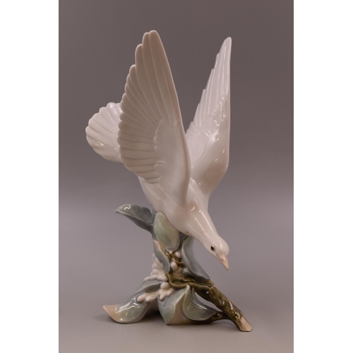 277 - A Boxed Lladro 4550 Turtle Dove Porcelain Figure, Approx. 11