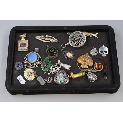 121 - A Selection of Approx 20 Assorted Vintage Pendants