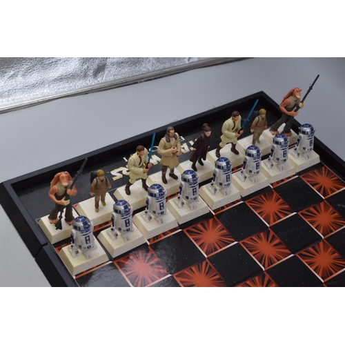 647 - Star Wars Episode One - Chess Set Complete in Original Box. Qui-Gon Jinn Has Broken Lightsaber