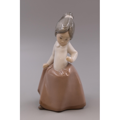 270 - NAO By LLadro Porcelain Figurine (Model No) 723 Girl with Ponytail, approx 15cm in Height, Unboxed