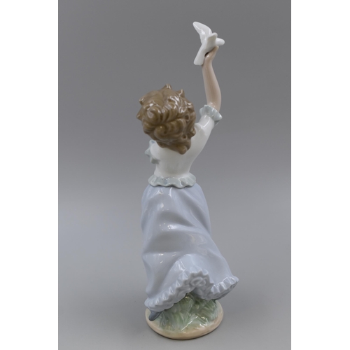 274 - Nao By LLadro ' Girl With Dove ' Porcelain Figurine ( Jugando Con El Paloma ) Model No 00324, approx... 