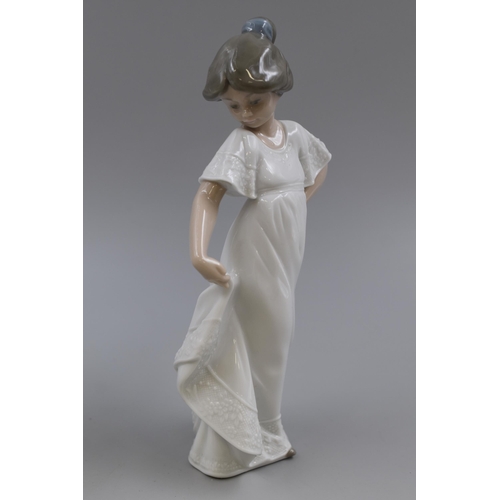 276 - NAO by LLadro Porcelain Figurine ' How Pretty ' ( Camison Con Vuelo ) Figure Depicting 'Girl Holding... 