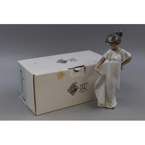 276 - NAO by LLadro Porcelain Figurine ' How Pretty ' ( Camison Con Vuelo ) Figure Depicting 'Girl Holding... 