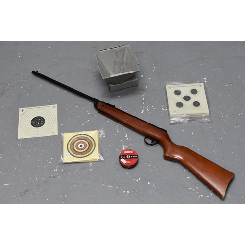 322 - Vintage BSA Meteor Air Rifle zeroed to 10mtrs with Good Compression, Pellets, Targets, and Target Ho... 