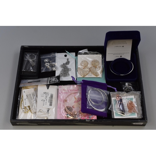 70 - Mixed Tray of Brand new Jewellery items to include Bracelets, Keyring, Necklaces & Earrings