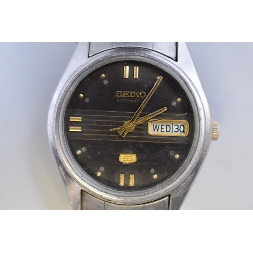 71 - A Seiko 5 Automatic Day/Date Gents Watch With Original Strap. Working