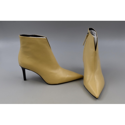 662 - A pair of ZARA stiletto heel beige ladies boots size EU42 brand new unworn