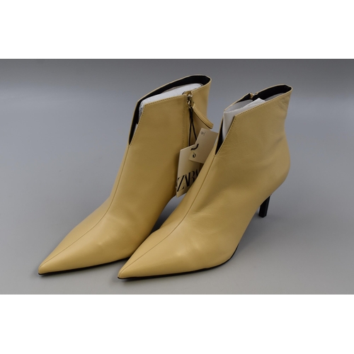 662 - A pair of ZARA stiletto heel beige ladies boots size EU42 brand new unworn