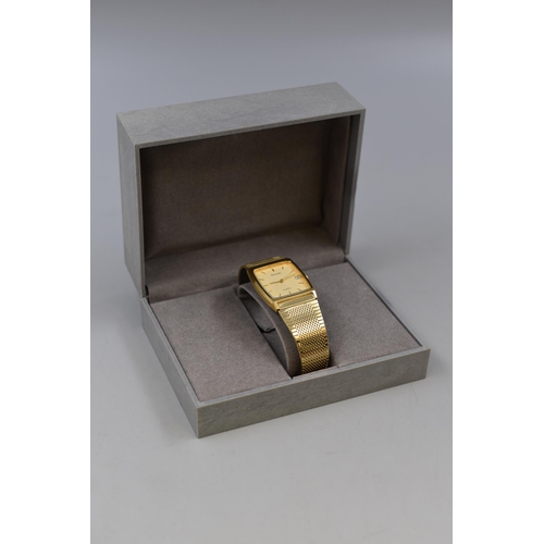 135 - An Accurist Gent's Gold Tone Day/Time Quartz Watch, In Presentation Box. Working