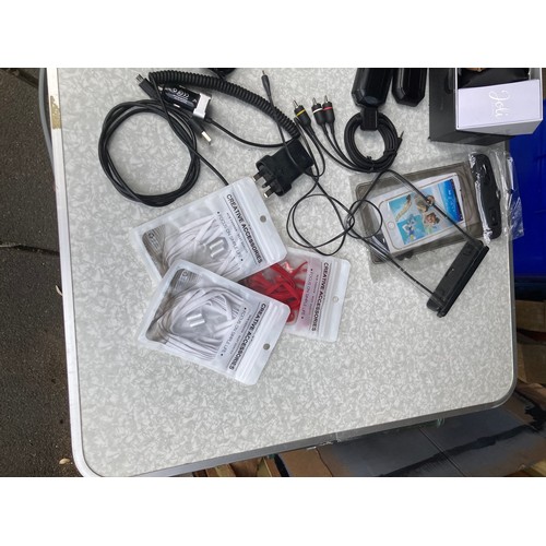 784 - Mixed selection of spares and repairs items to include 2 vintage Nokia phones with chargers, Garmin ... 