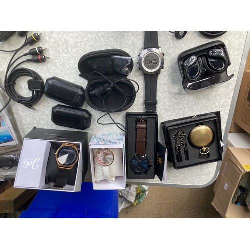 784 - Mixed selection of spares and repairs items to include 2 vintage Nokia phones with chargers, Garmin ... 