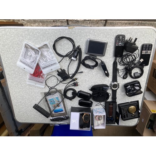 784 - Mixed selection of spares and repairs items to include 2 vintage Nokia phones with chargers, Garmin ... 