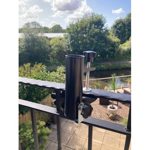 786 - mixed bootsale/reseller lot to include 8 magnetic handlebar mobile phone mounts, 7 balcony parasol c... 