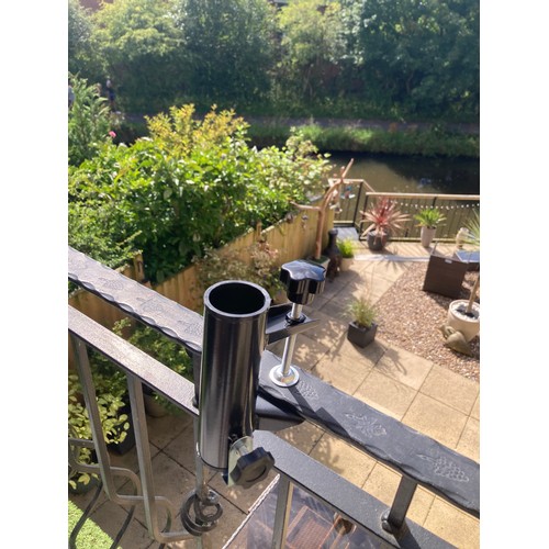 786 - mixed bootsale/reseller lot to include 8 magnetic handlebar mobile phone mounts, 7 balcony parasol c... 