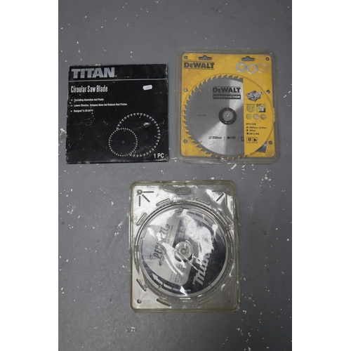 678 - Three circular saw blades (Titan, DeWalt, Specialized) Aluminium, plastic and wood.