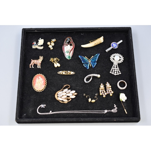 158 - A Selection of Vintage Jewellery Pieces To Include Enamelled Dutch Clog Brooch (AF), Star Trek Tie C... 