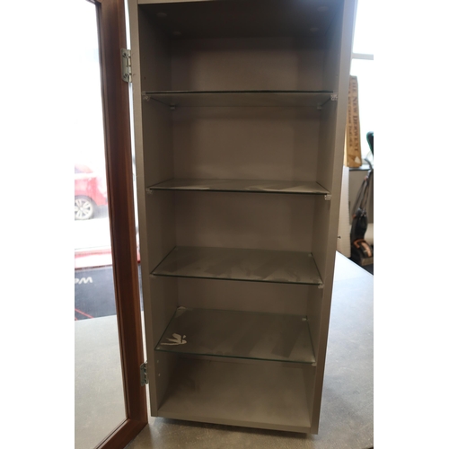 708 - Modern display cabinet in grey with wood/glass door and four glass shelves measures 32