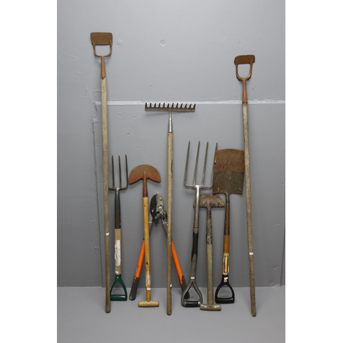 777 - Large collection of gardening tools to include, forks, hoes, spade, hedging spades, rakes, loppers a... 