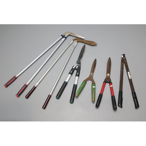 784 - Collection of garden cutters to include edge trimmers, loppers, hedge trimmers