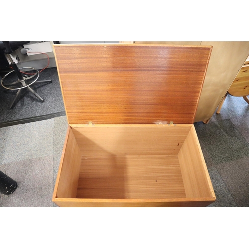 749 - Wooden bedding/storage box on castors measures 21