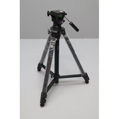 674 - A professional quality tripod designed specifically for use with the Leica Lino laser levels and Lei... 