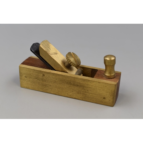 807 - Brass and wood crafting plane measuring 3