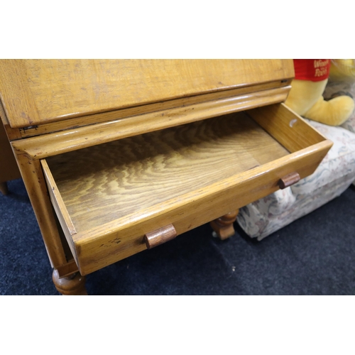 683 - Light wood writing desk, lockable with key) with drawer and storage space on castors measures 42