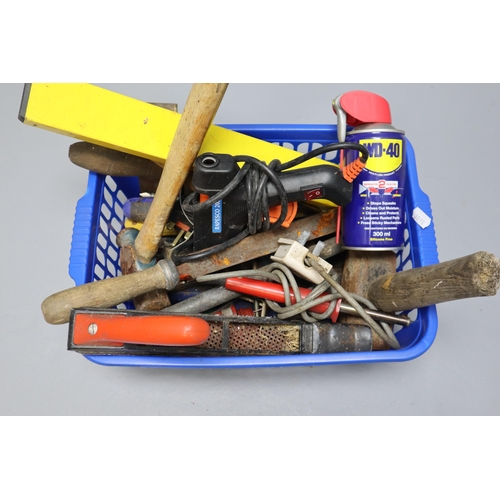 814 - Mixed selection of tools to include lump hammer, ball pane hammer, cold chisels,try square, glue gun... 