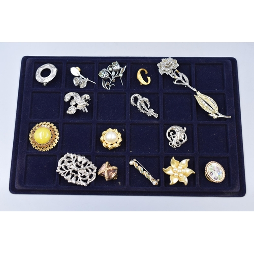 140 - Selection of 16 Mixed Brooches including Floral, Art Nouveau Style and More