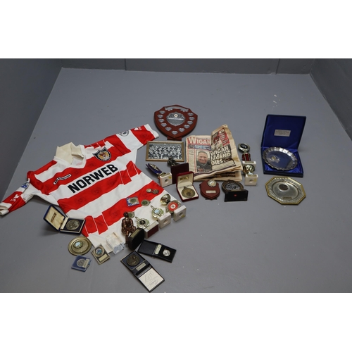 789 - Mixed Lot of Vintage Wigan Wigan Warriors Items to include a Short Sleeve Norweb Ellgren Shirt ... 