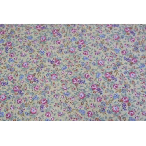 720 - Three Reems of Quality Material to include approx 17ft of Multi-Coloured Ocean Dust pattern, approx ... 