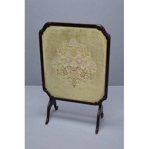 684 - Edwardian Mahogany Glass Panelled Fire Screen / Side Table (33