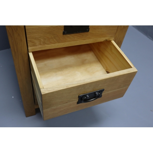 699 - Small oak 3 drawer side cabinet with one missing handle (26