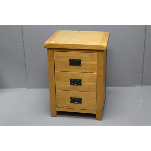 699 - Small oak 3 drawer side cabinet with one missing handle (26