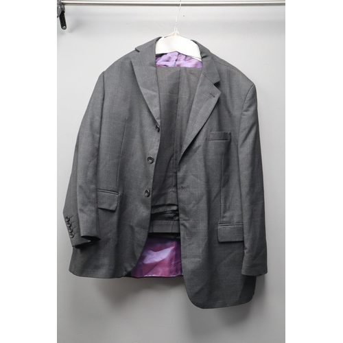 671 - Fine Quality Pure Wool Dehavillands of London Suit in size 44s jacket and size 38s Waist trousers