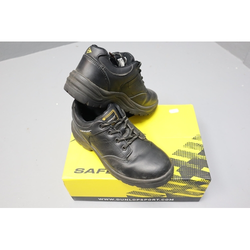 761 - Dunlop safety shoes in size 5.5 boxed