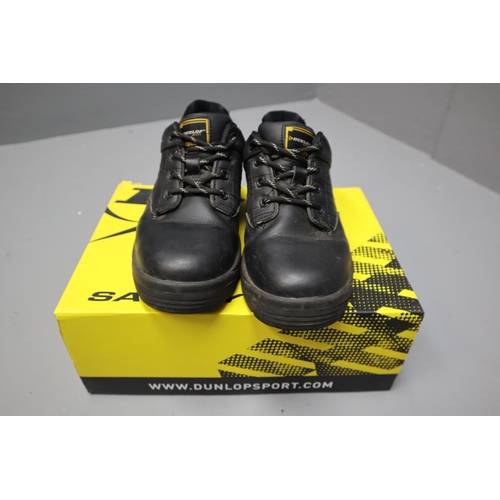 761 - Dunlop safety shoes in size 5.5 boxed