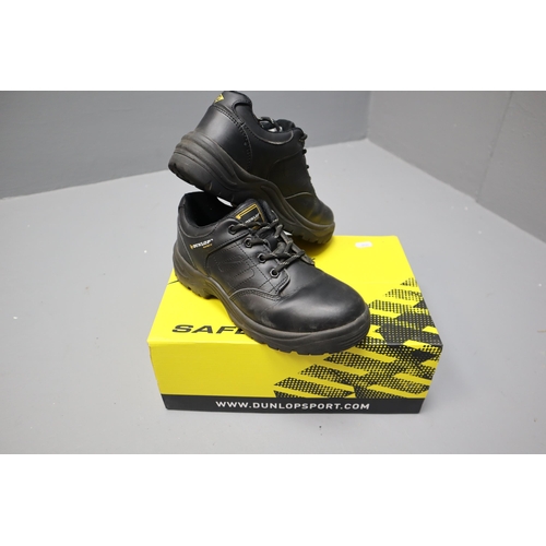 761 - Dunlop safety shoes in size 5.5 boxed