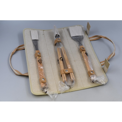 924 - A New BBQ Accessory Set, Includes Tong, Scraper and Fork