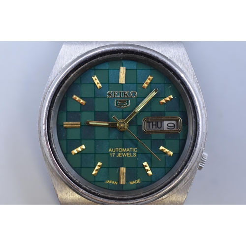 114 - A Seiko 5 Automatic 17 Jewels Day/Date Gent's Watch, With Original Strap. Working