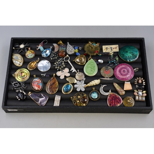 135 - A Selection of Various Vintage Pendants and Badges