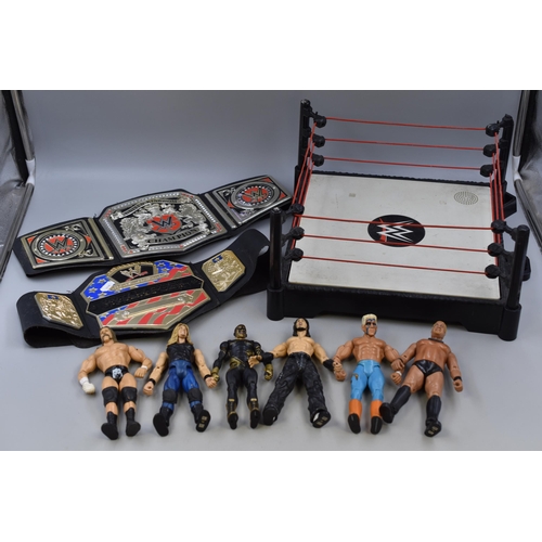 508 - Vintage WWF/WWE wrestling ring and accessories with 6 wrestling figures and 2 world championship bel... 