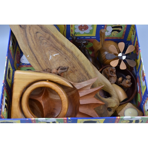 927 - Mixed selection of wooded items to include, a rustic chopping board, a pineapple shaped serving bowl... 