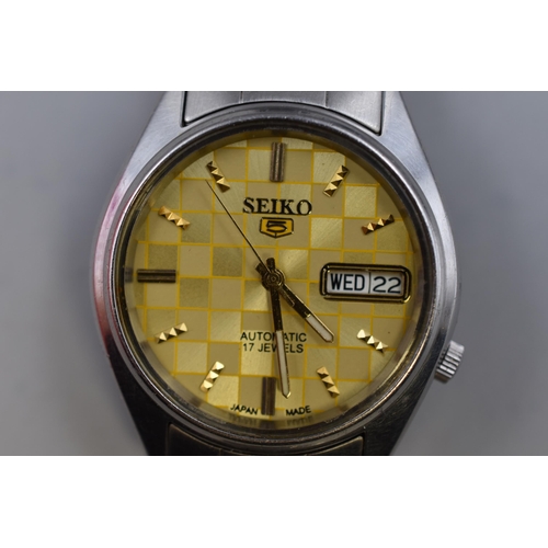 98 - A Seiko 5 Automatic 17 Jewels Day/Date Gent's Watch With Original Strap. Working