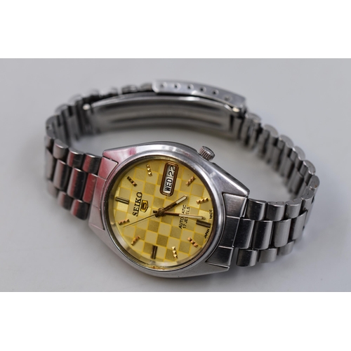 98 - A Seiko 5 Automatic 17 Jewels Day/Date Gent's Watch With Original Strap. Working