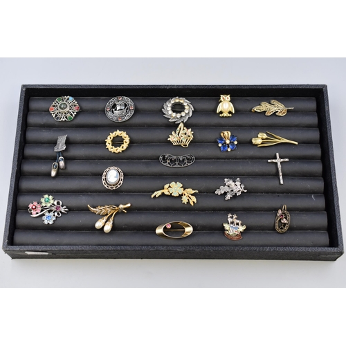 134 - Selection of Both Ventage and Modern Brooches