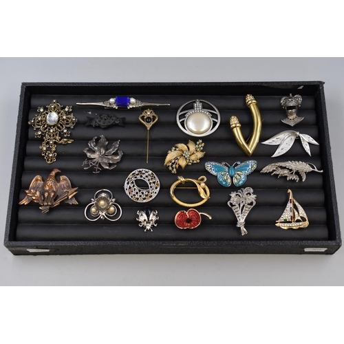 141 - Selection of Both Vintage and Modern Brooches