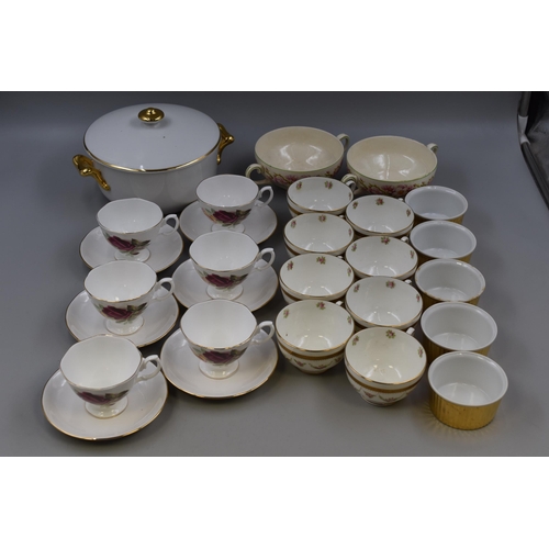 438 - Mixed selection of ceramics to include Wedgwood, Royal Worcester and others. Contains cups, saucers,... 