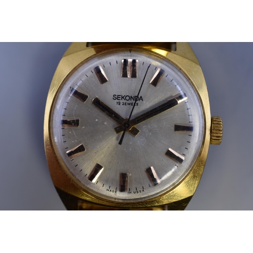 79 - A Sekonda 19 Jewels Mechanical Gold Tone Gents Watch, Working